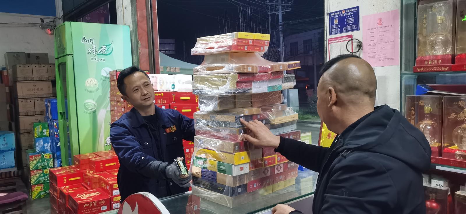 圖為卷煙配送人員協助零售客戶清點卷煙