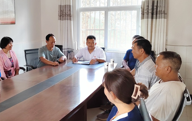 圖為召開爛泥塘中村黨支部會議的方富光 畢舒然攝