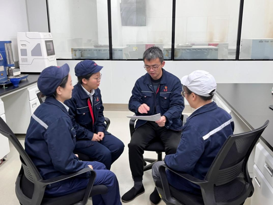 圖為工藝人員討論積分評價結果