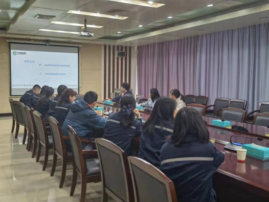 圖為工藝人員分享團隊成果