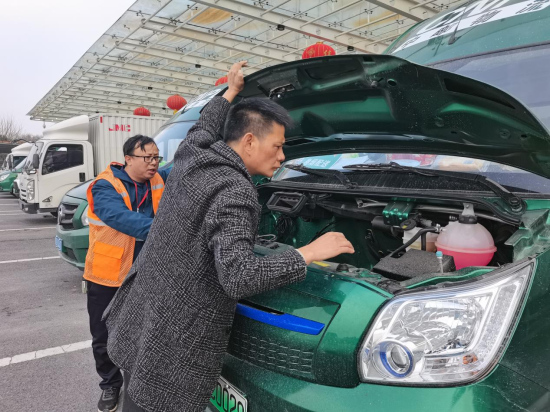 圖為吉安市煙草專賣局物流中心人員對(duì)車輛進(jìn)行安全隱患排查