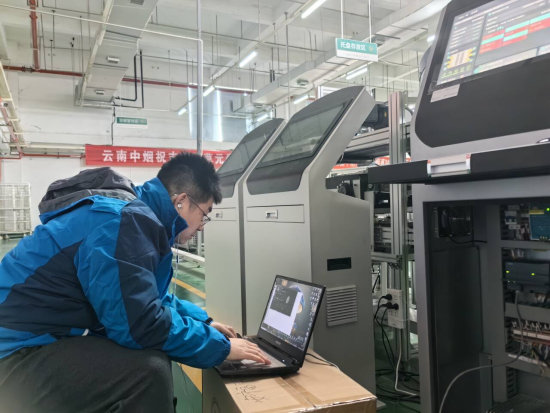圖為吉安市煙草專賣局物流中心設備管理員在進行設備維護