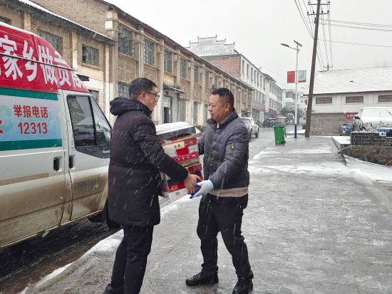 圖為吉安市煙草專賣局物流中心送貨員頂著風雪送貨