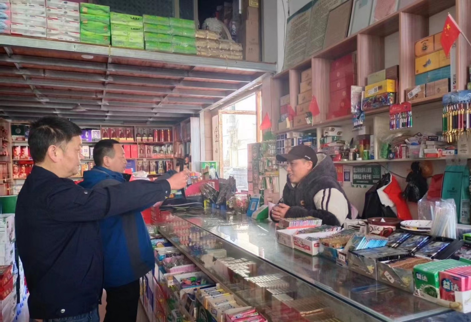 專賣執法人員開展錯時檢查.jpg