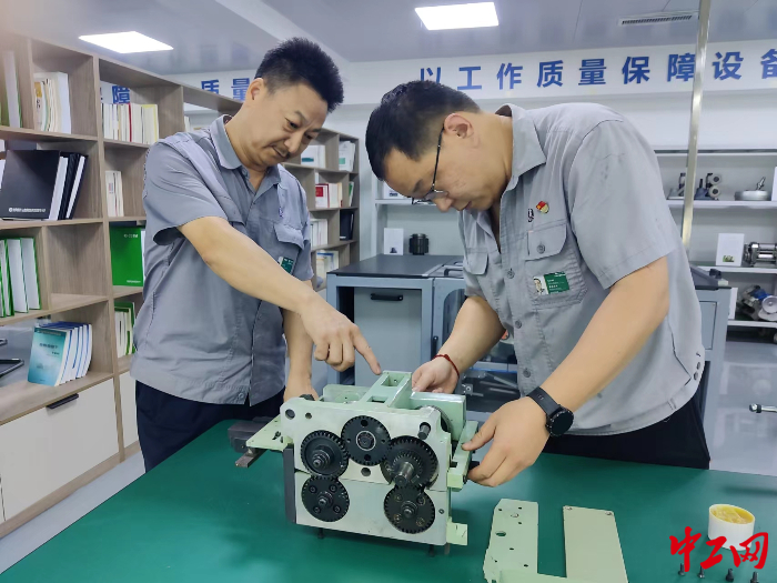 陳明剛在工匠室對徒弟傳授技能競賽實(shí)操技巧 劉國通攝