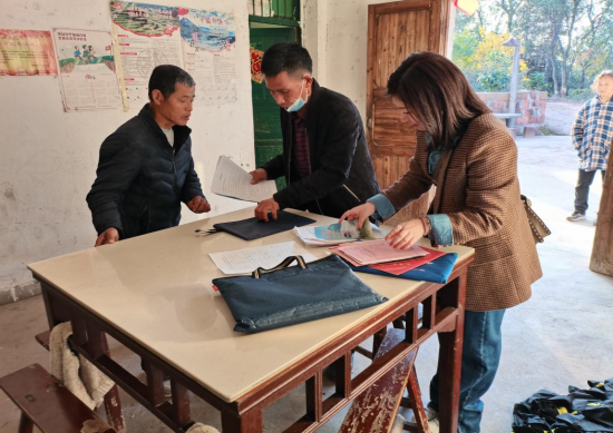 圖為駐村干部在蔡家村宣傳政策