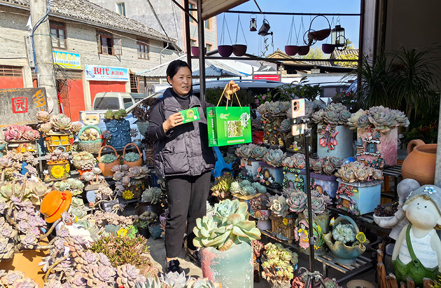 徐寄華平時(shí)在店鋪門(mén)口直播---楊芮攝