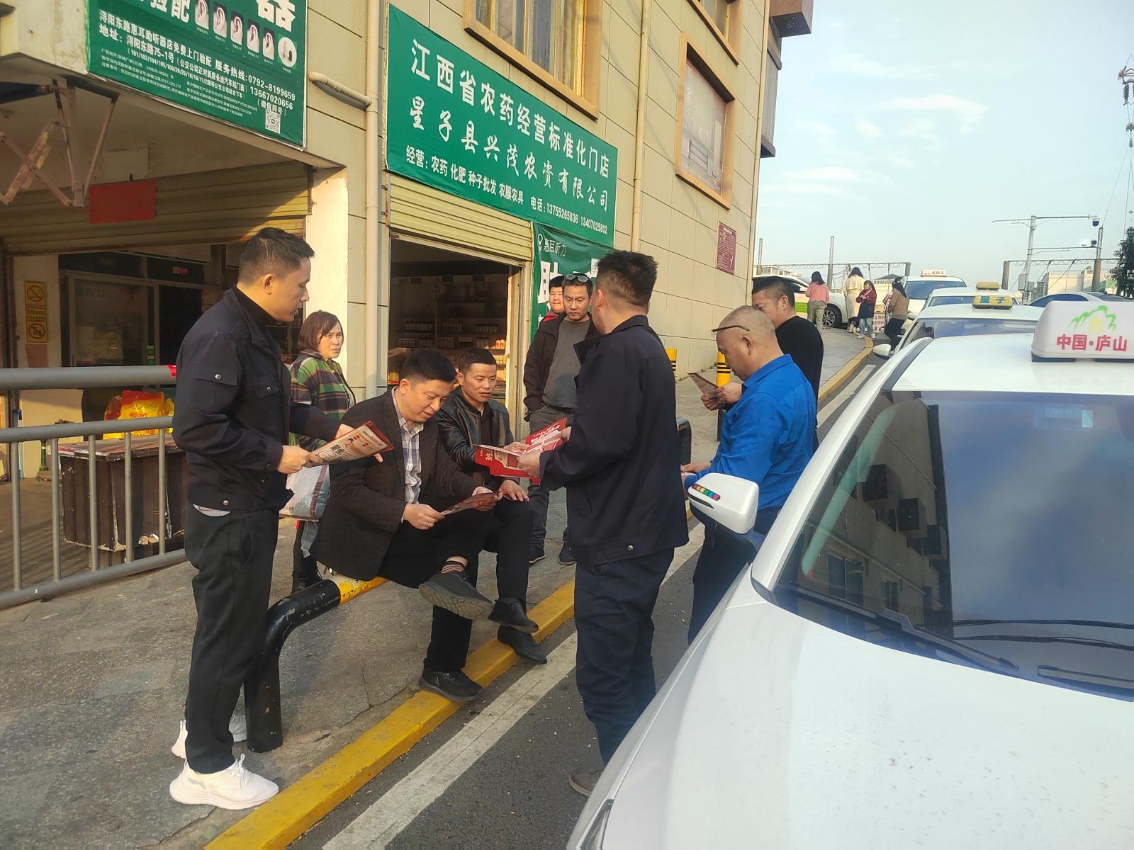 路邊普法宣傳.jpg