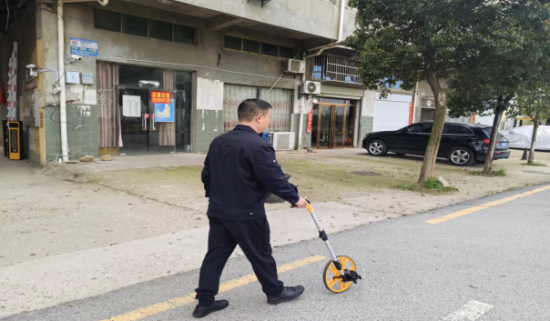 圖為南昌縣煙草稽查員提供預(yù)勘驗服務(wù)