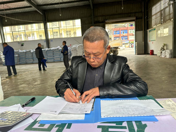 倉庫保管員核對物資數據 楊林供圖