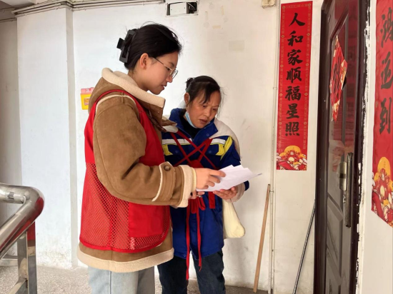 圖為志愿者到網(wǎng)格小區(qū)上戶宣傳垃圾分類知識(shí)