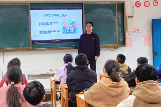 圖為志愿者在崇義縣城關(guān)小學(xué)上綠色環(huán)保科普課