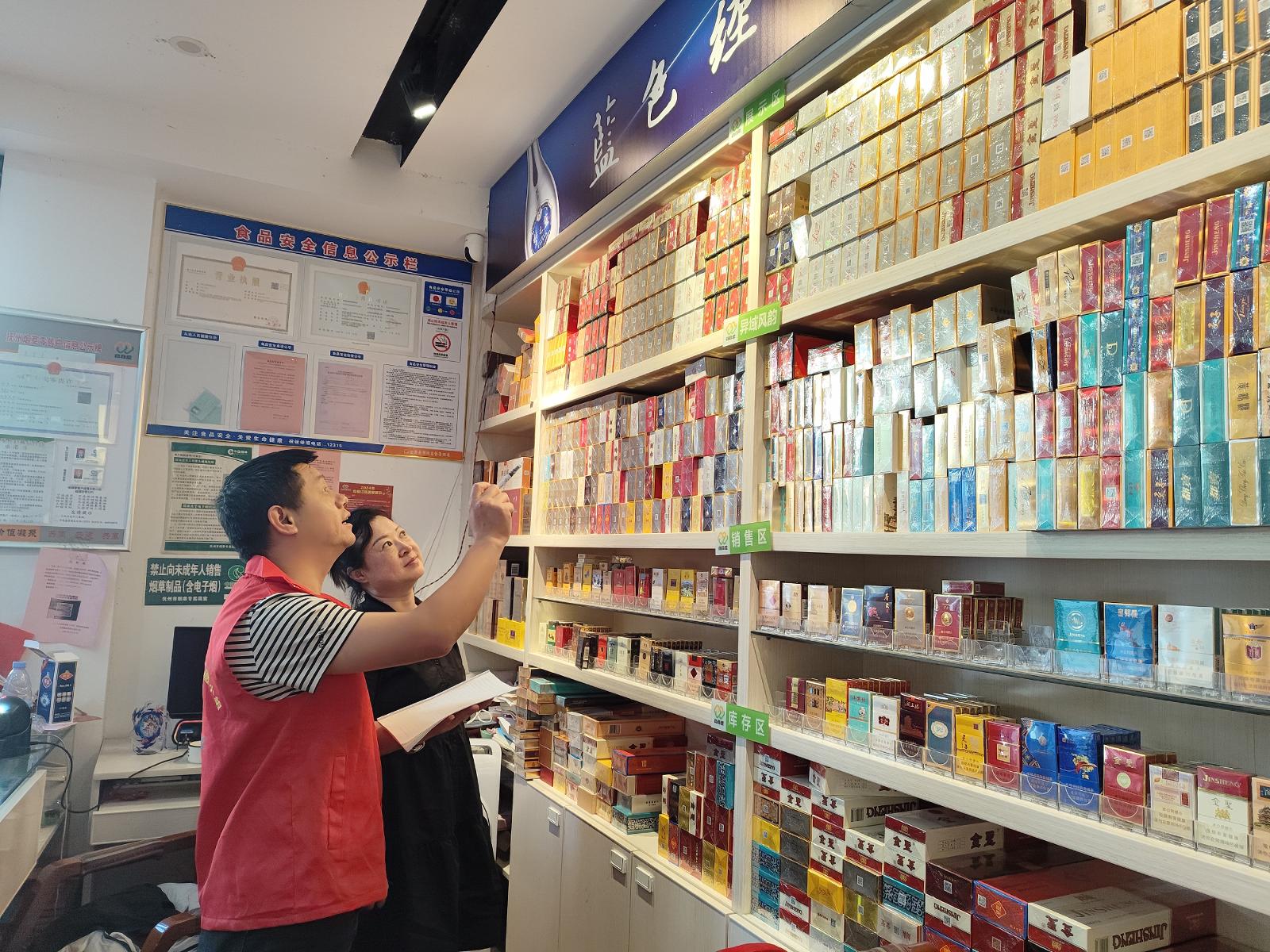 圖為營銷人員指導(dǎo)客戶開展庫存盤點.jpg