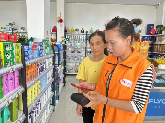 圖為經營戶維護商品標簽