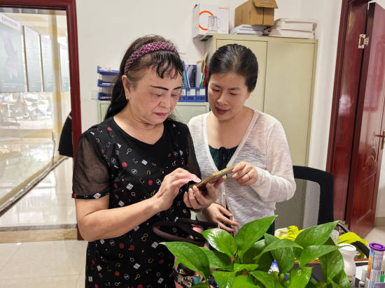 圖為章貢煙草工作人員指導老年客戶操作網上業務辦理