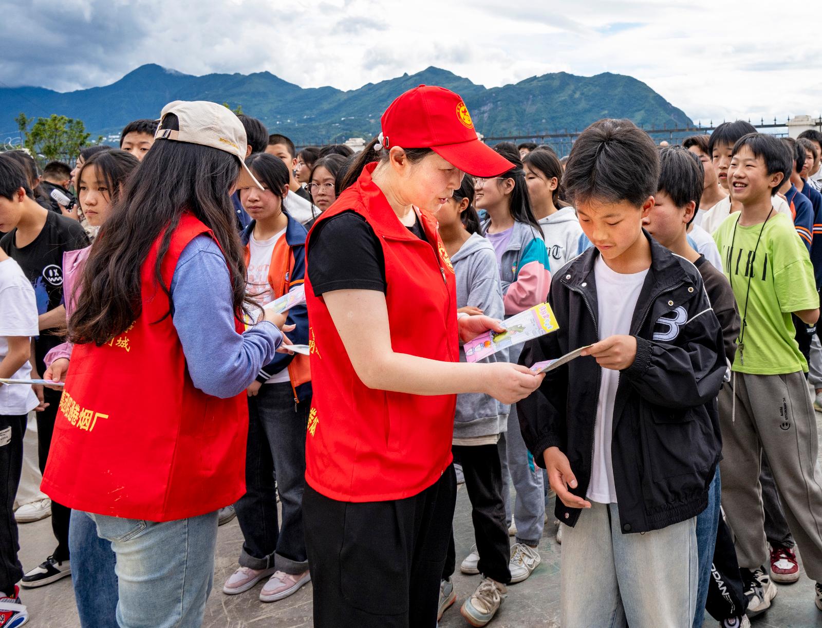 黨員志愿者向師生發(fā)放了安全知識宣傳小手冊.jpg