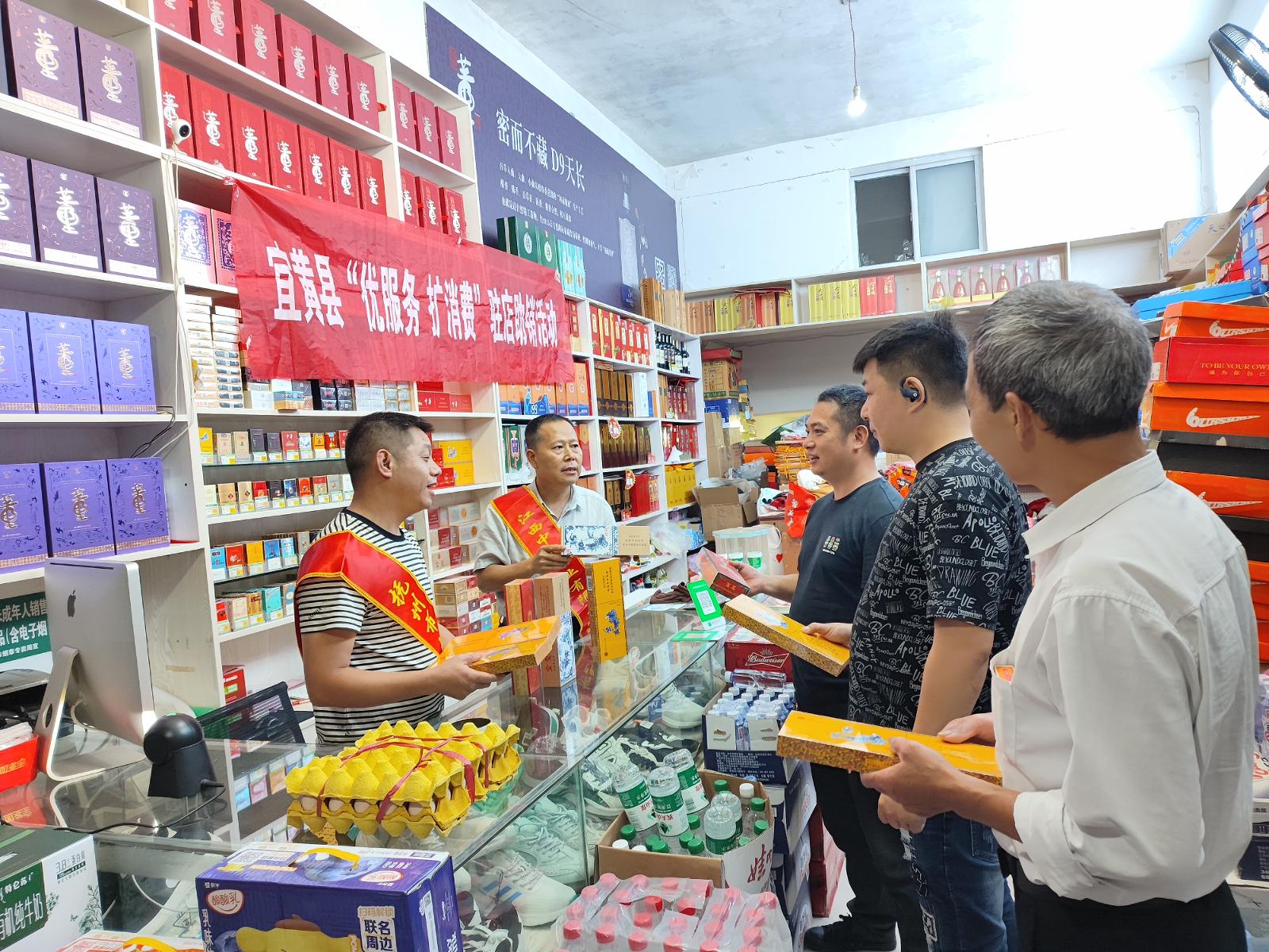 圖為營銷人員在客戶店內(nèi)開展活動(dòng).jpg