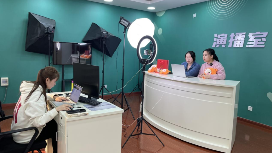 圖為羅麗萍(左一)指導零售客戶開展直播活動