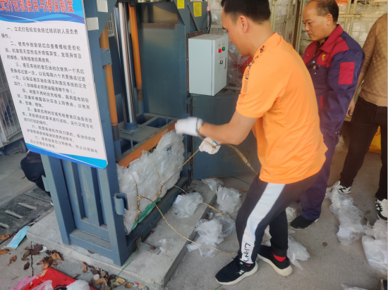 圖為送貨員使用打包機打包裹膜