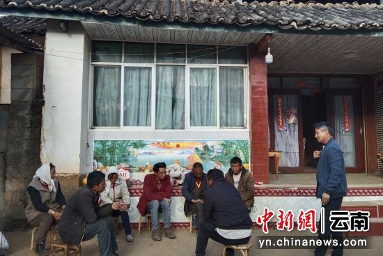 九華清向煙農(nóng)進(jìn)行防雹宣傳動(dòng)員(九華清 供圖)