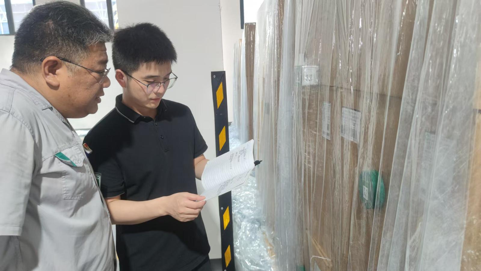 圖為物流分中心聯合相關方人員對貨位進行充氮降氧作業和現場查驗