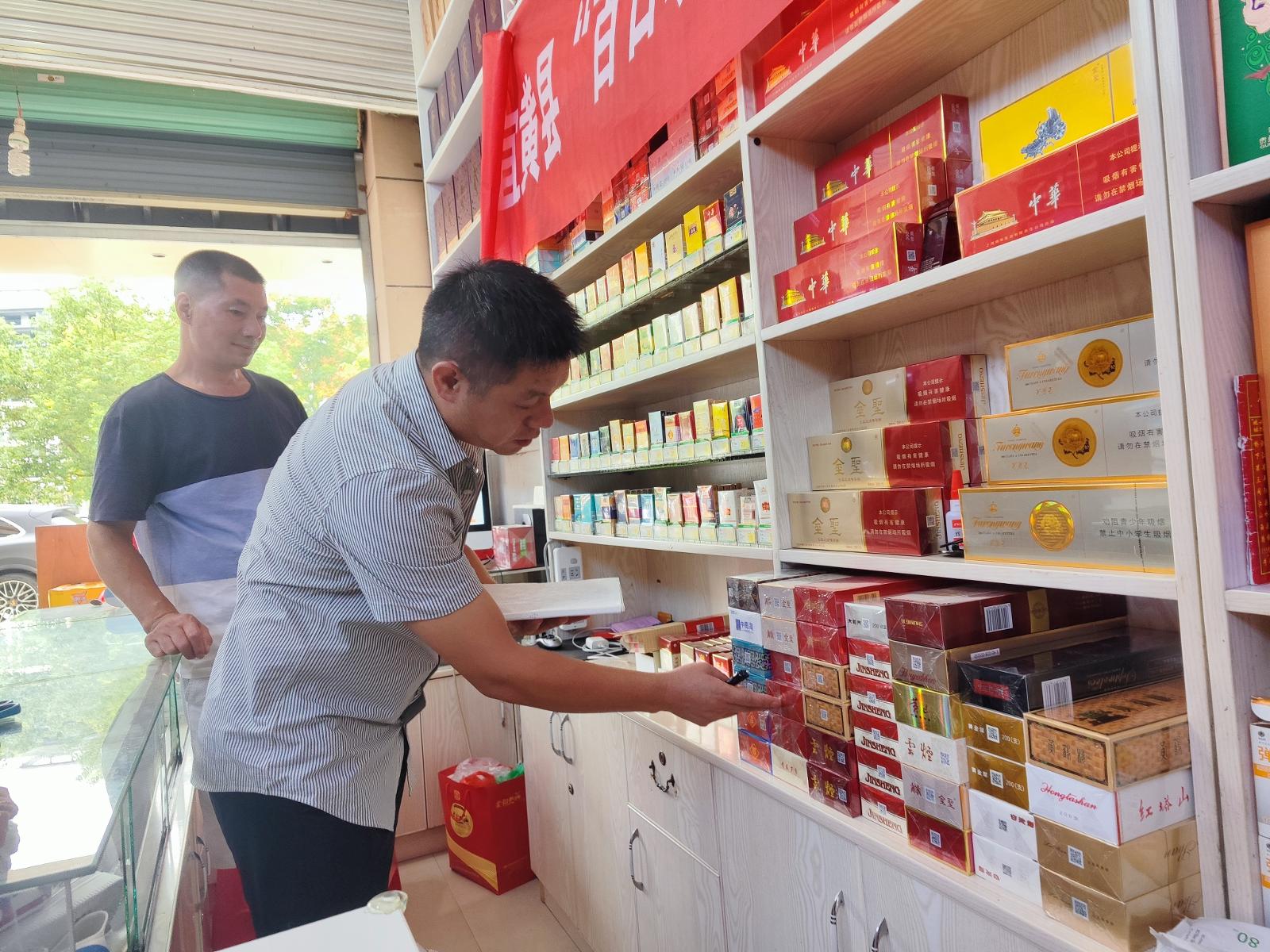 圖為營銷人員在客戶店內(nèi)開展庫存盤點.jpg