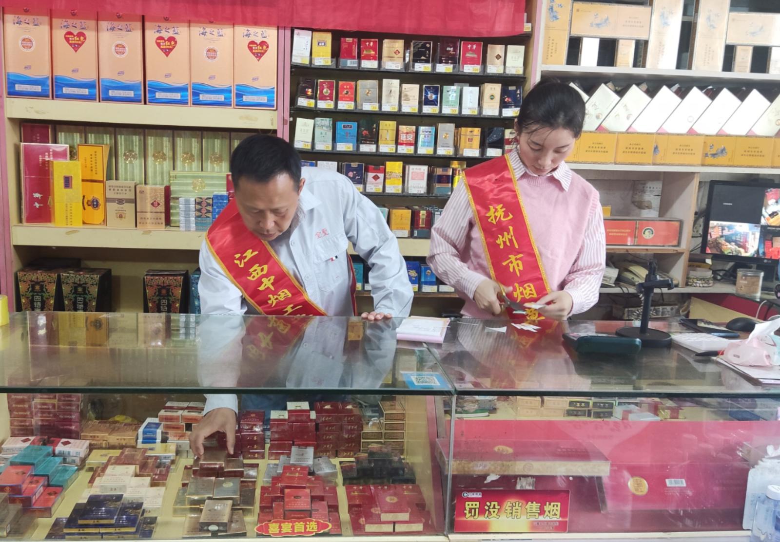 圖為工商人員共同開展駐店活動.jpg