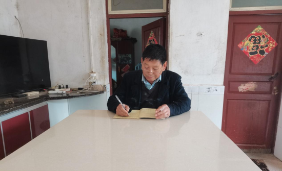 圖為煙農毛福新正在記錄開支