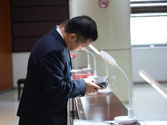 圖為卷煙真偽識別開始現場