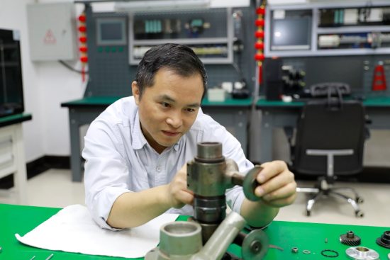 圖為倪風華勞模創新工作室成員在維修機器設備