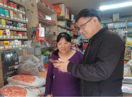 圖為農網市場經理何茂林幫助客戶做好訂貨指導