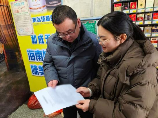 圖為客戶經理楊玲利幫助客戶做好訂貨指導
