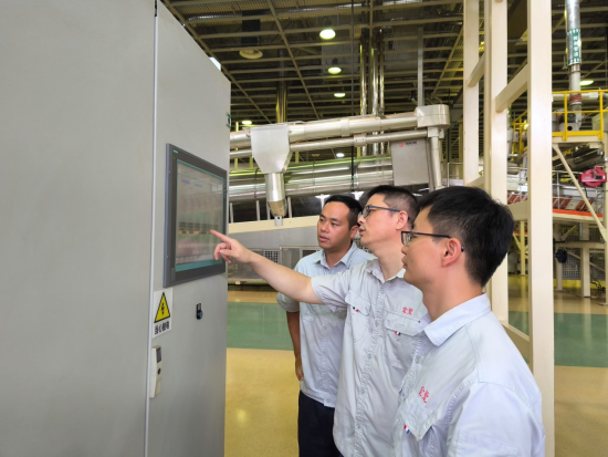 圖為電氣維修組長吳松濤在對工藝后備人員講解烘梗絲機工藝氣體溫度調節知識.png