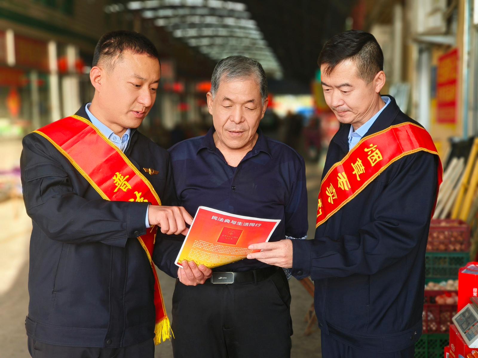 圖為執法人員到集貿市場講解法規政策