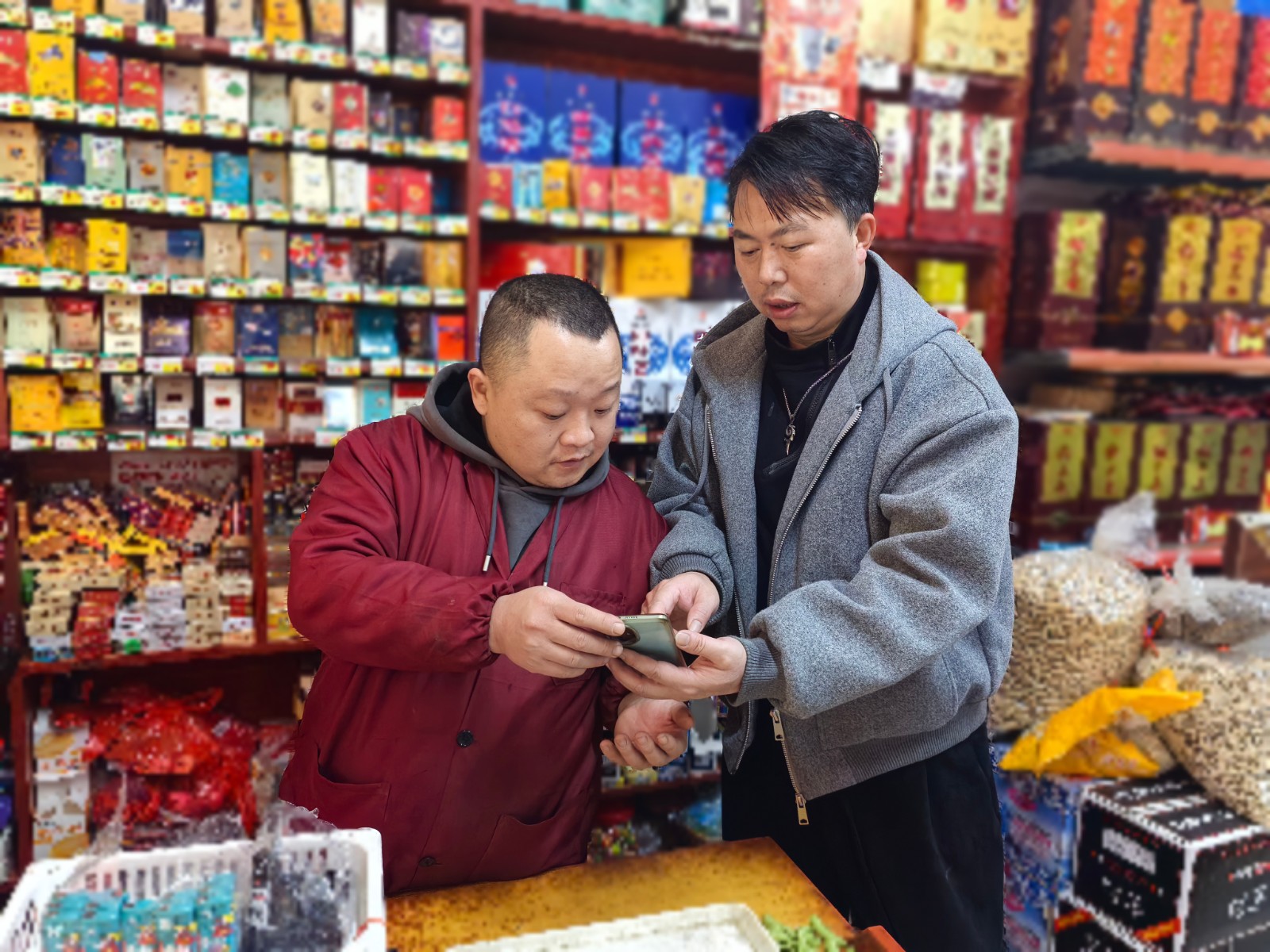 客戶經(jīng)理幫助客戶解決手機(jī)訂貨問題.jpg