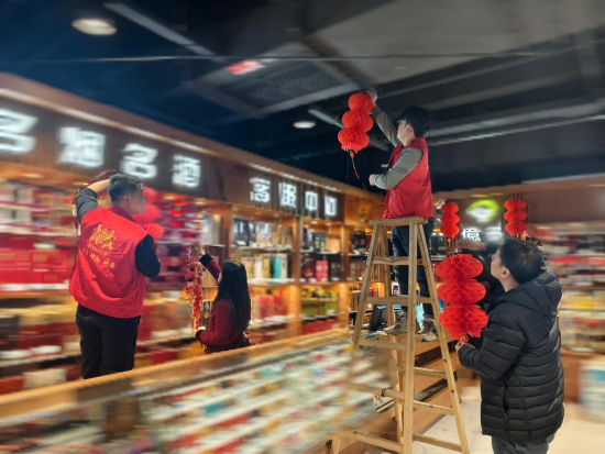 圖為尋烏縣煙草專賣局工作人員改造店鋪