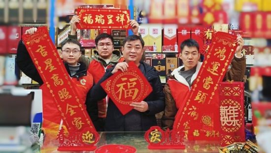圖為客戶經(jīng)理向零售客戶送福亮化店鋪