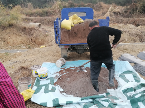 圖為石城縣琴江鎮湖下村煙農陳樂星正在攪拌營養土
