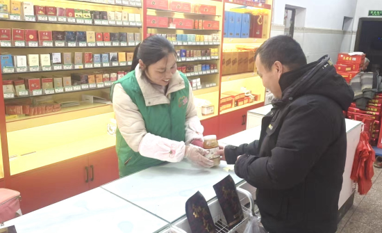 圖為德油超市幫助農(nóng)戶銷售農(nóng)副產(chǎn)品