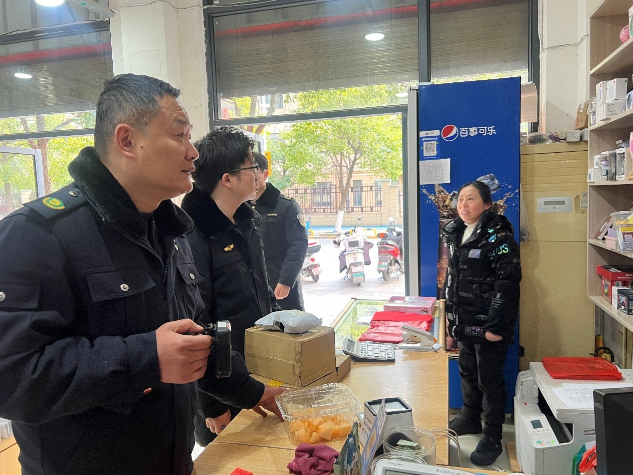 聯合市監局共同開展校園周邊卷煙市場專項檢查行動.jpg