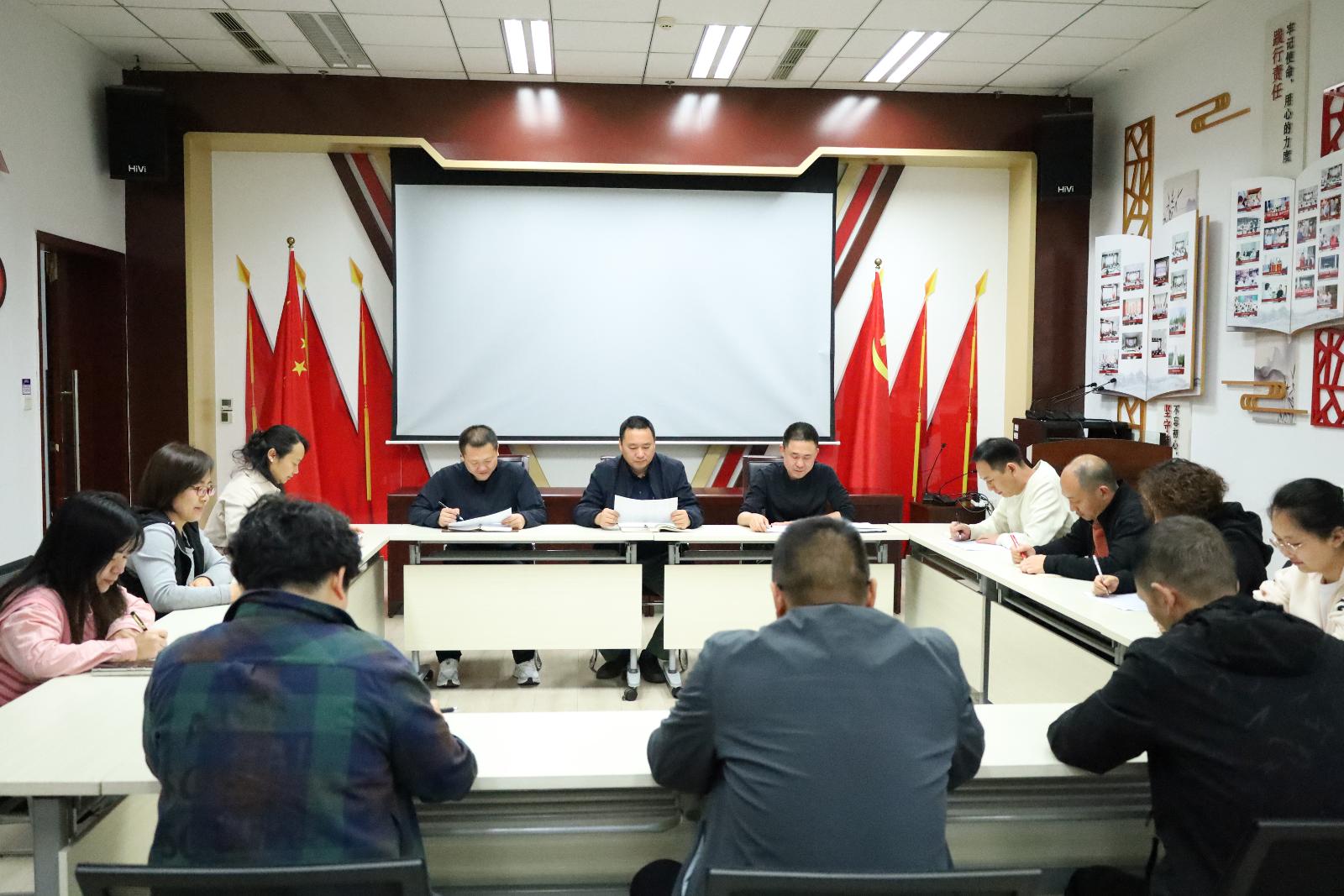 營銷團(tuán)隊討論如何提升數(shù)據(jù)質(zhì)量.JPG