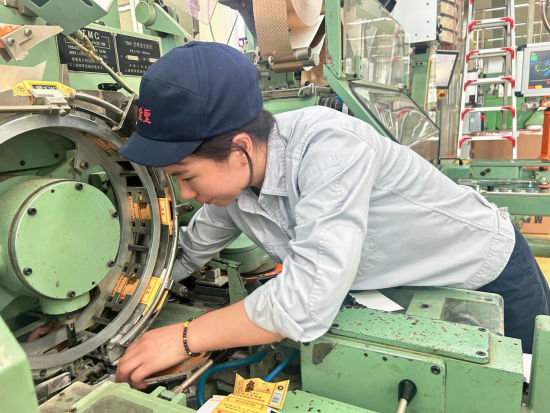 圖為該廠卷包車間操作工針對(duì)包裝輪體進(jìn)行清潔除膠