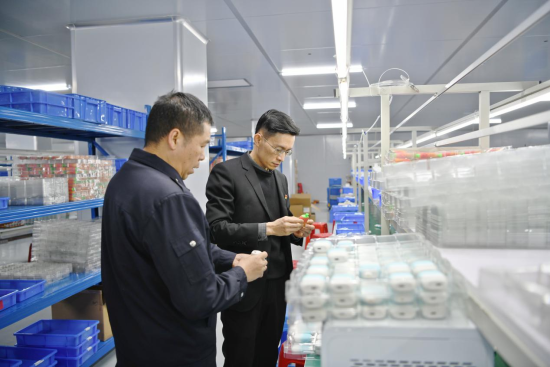 圖為查獲的非法生產電子煙倉庫