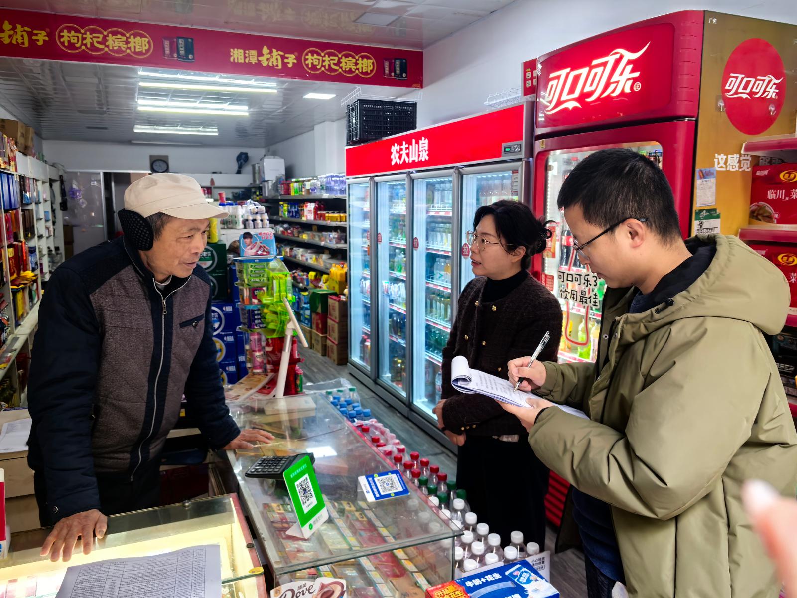 圖為紀(jì)檢監(jiān)察人員開(kāi)展市場(chǎng)走訪.jpg