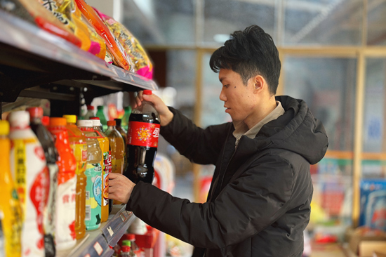 靈川煙草客戶經(jīng)理指導(dǎo)店鋪商品擺放 劉常勝攝
