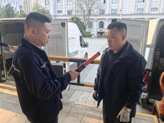 圖為上班前對員工進行酒精含量檢測