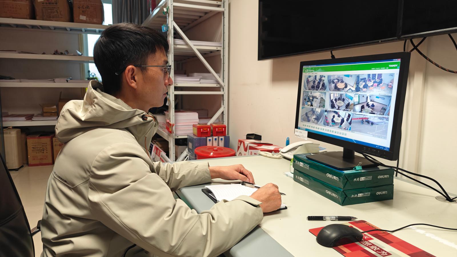 煙葉科在縣公司監控室監考.jpg