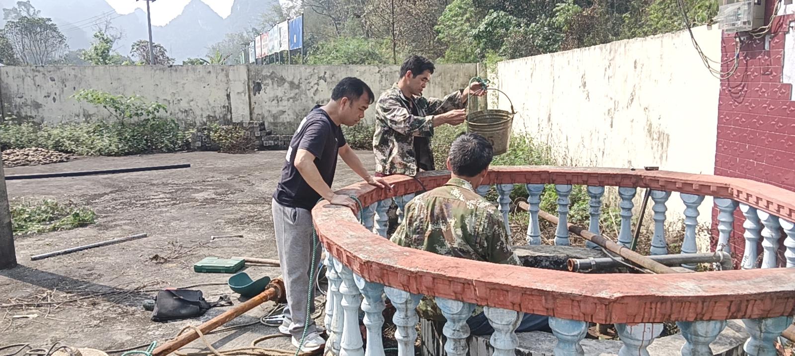 龍州煙草黨員突擊隊與村民一起查看水源.jpg