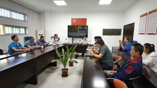 圖為應急演練成員正在學習演練實施方案
