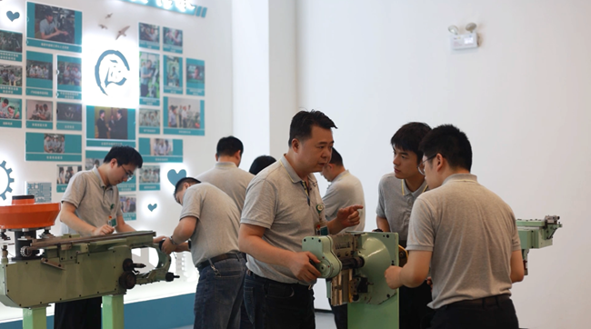 勞模創(chuàng)新工作室專家為青年職工培訓授課